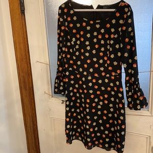Flowery dress with flared sleeves